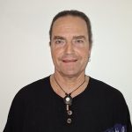 Grubmüller, Franz Farbiges Foto Franz Grubmüller, Kandidat Pfarrgemeinderatswahl 2026, St. Ulrich, lange braune Haare, schwarzes Shirt.