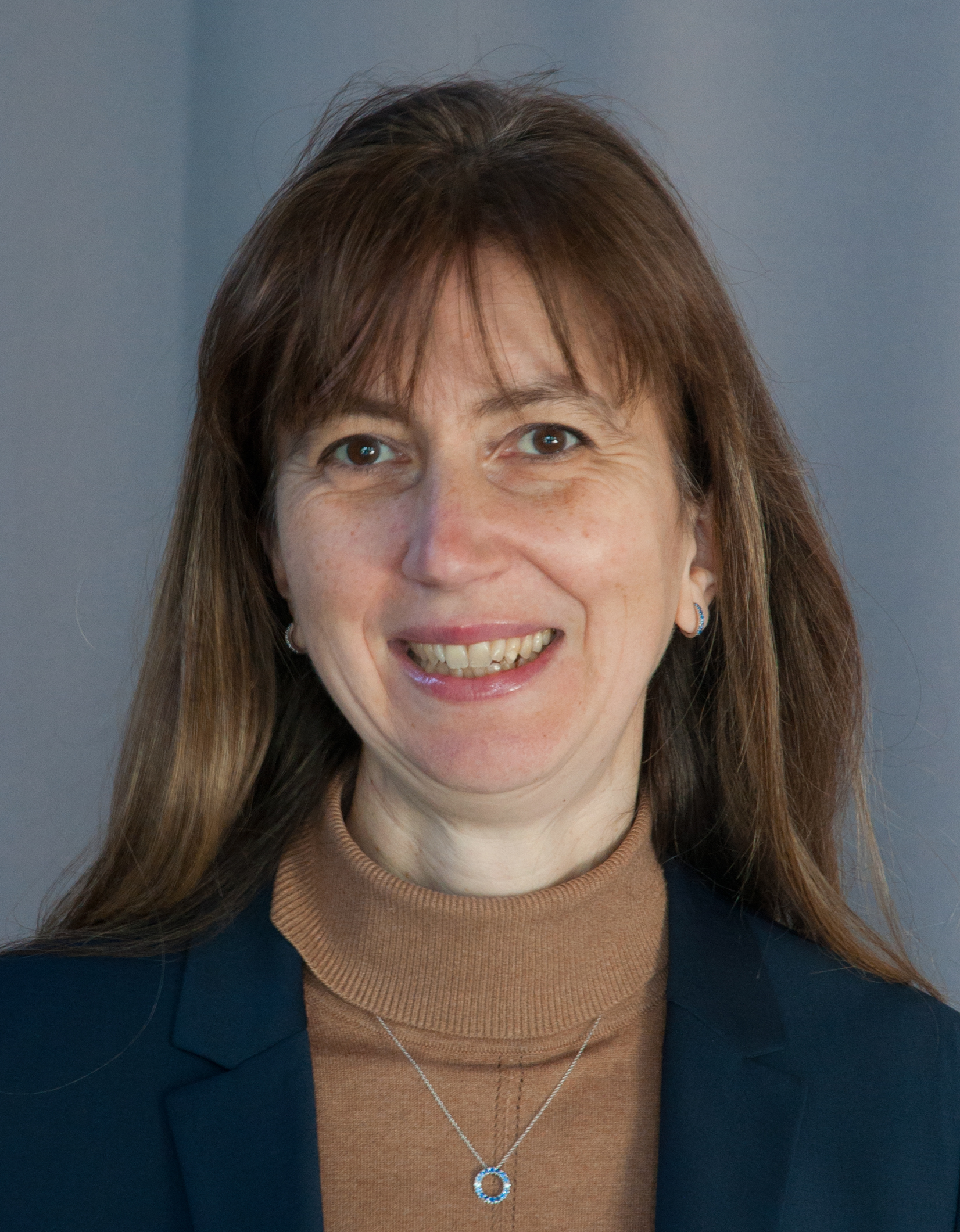 Renate Kleedoerfer Das farbige Foto zeigt die Kandidatin für den Pfarrgemeinderat St. Korbinian Renate Kleedörfer. Sie hat lange braune Haare. Sie trägt Ohrringe, einen beigen Rollkragenpullover und ein dunkelblaues Jackett.