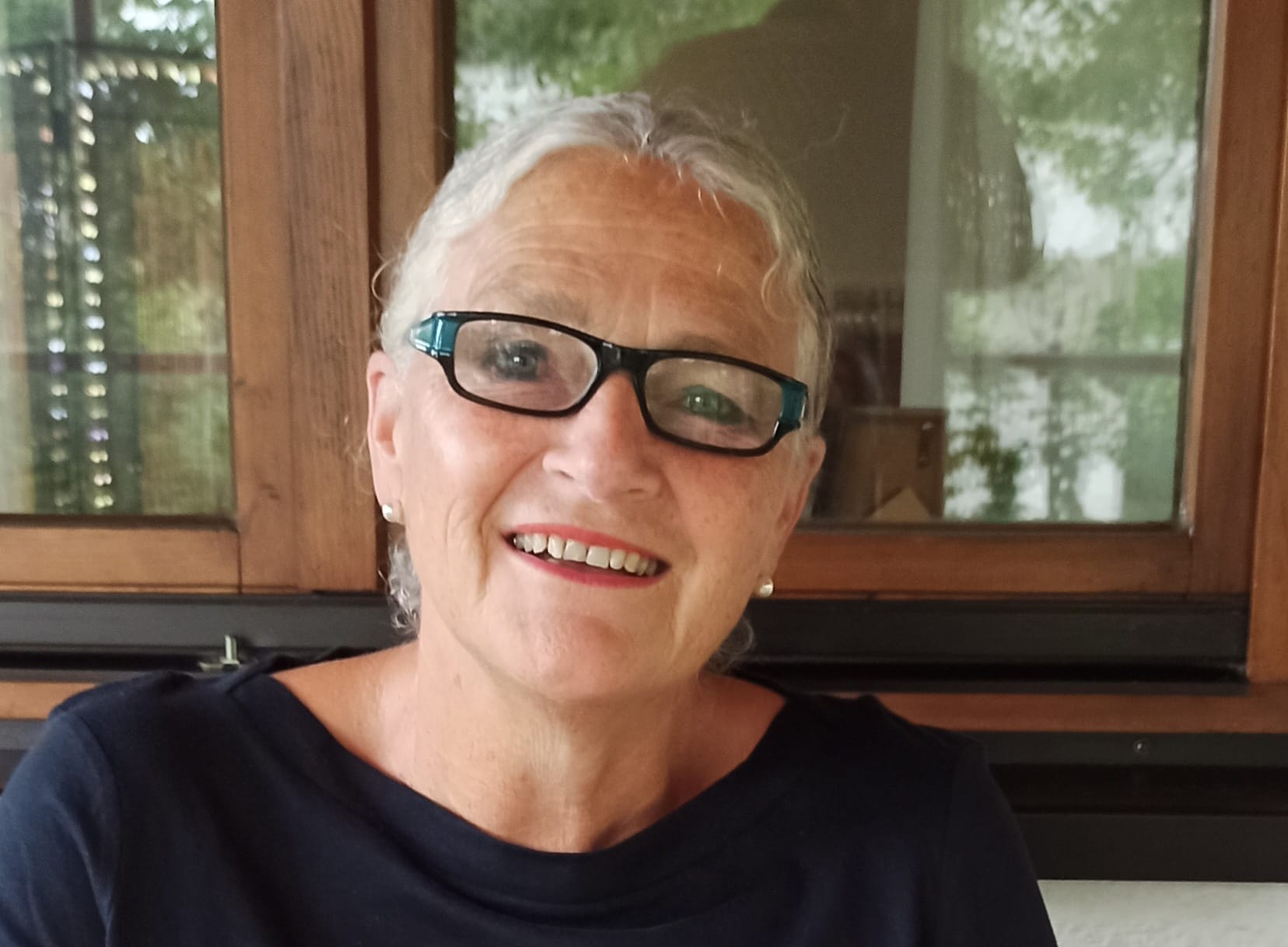 Christine Eckstein Farbiges Foto Christine Eckstein, Kandidatin Pfarrgemeinderatswahl 2026, St. Ulrich, lange graue Haare, Brille, dunkles Shirt