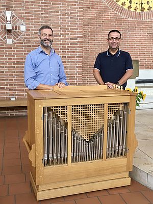 Kirchenmusiker_Berthel-u-Bick_an-der-Truhenorgel_925-d