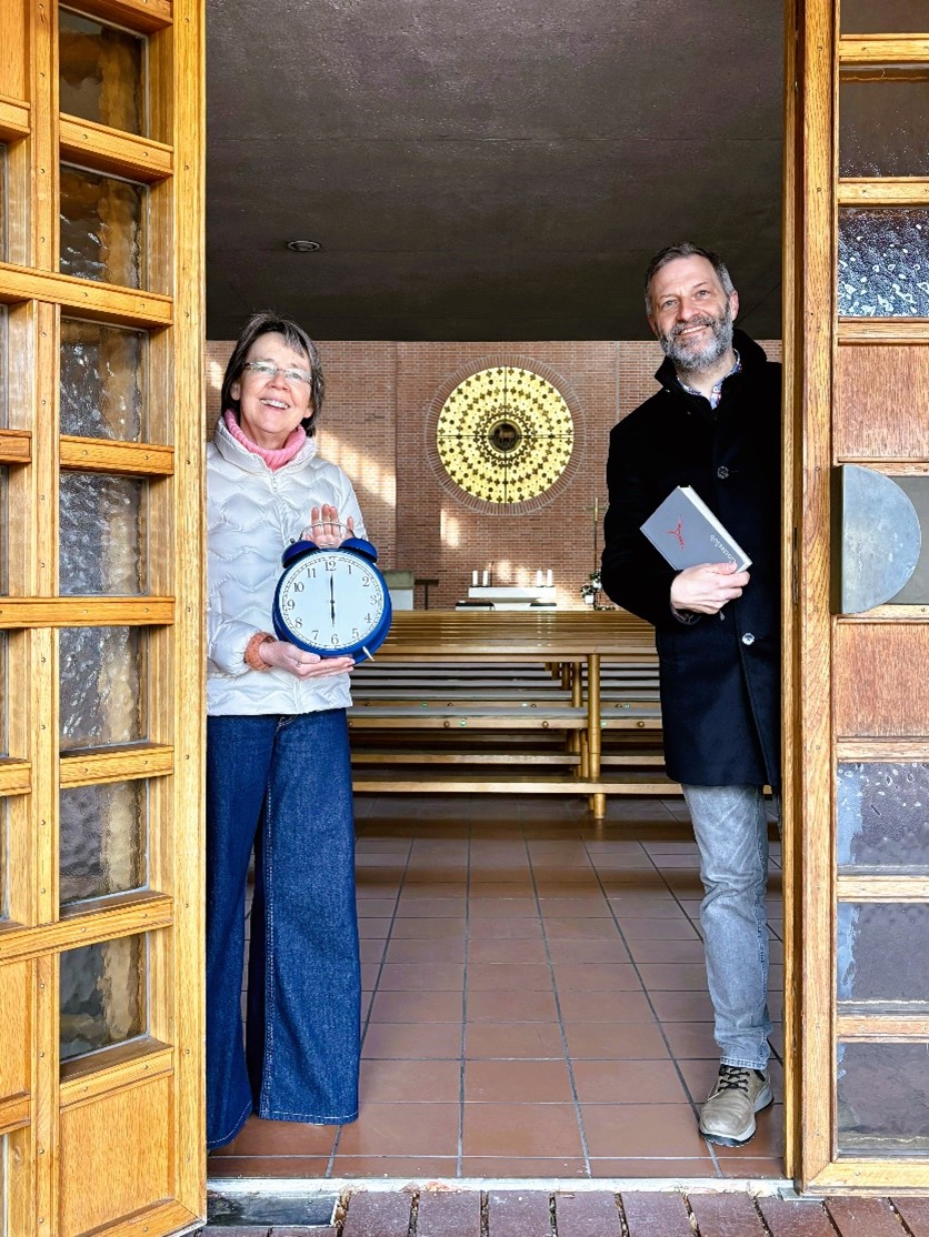 Das farbige Foto zeigt G. Reindl-Schmidt und M. Berthel in der Kirchentür St. Ulrich