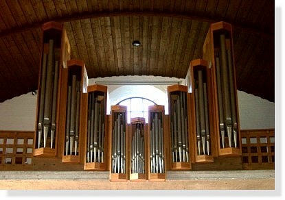 Farbiges Foto zeigt die Orgel in St. Korbinian