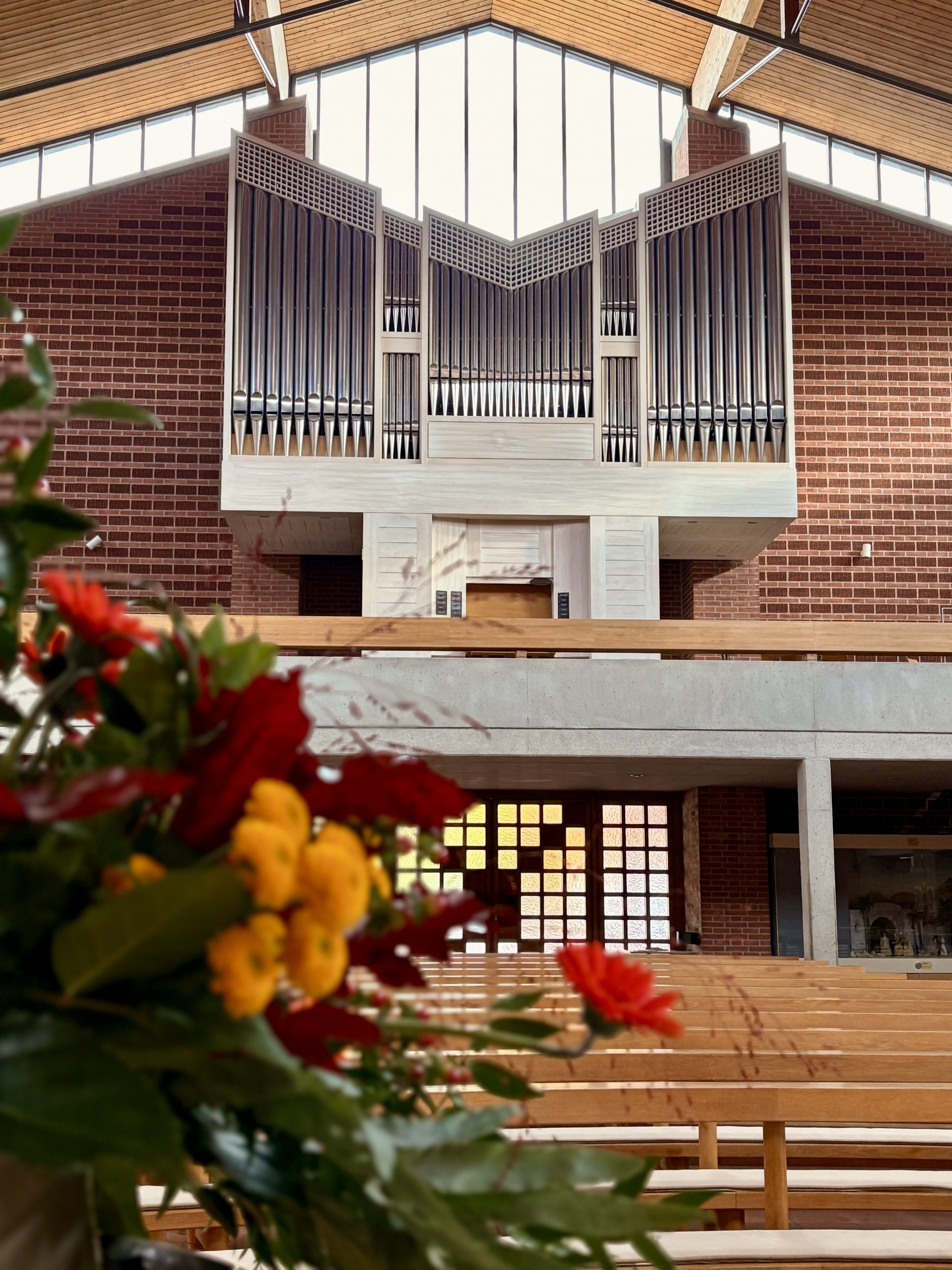 Das farbige Foto zeigt die Orgel in St. Ulrich