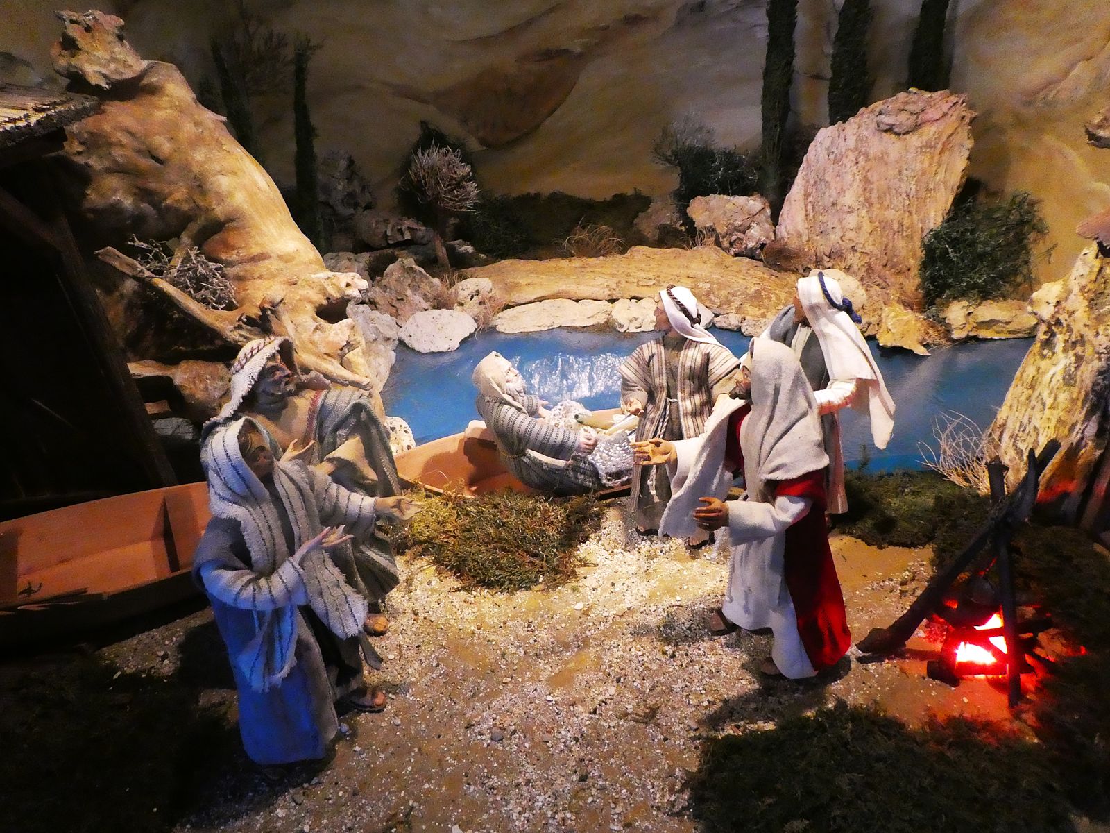 Foto in Farbe zeigt die Krippe St. Korbinian mit Felsen, See und Figuren